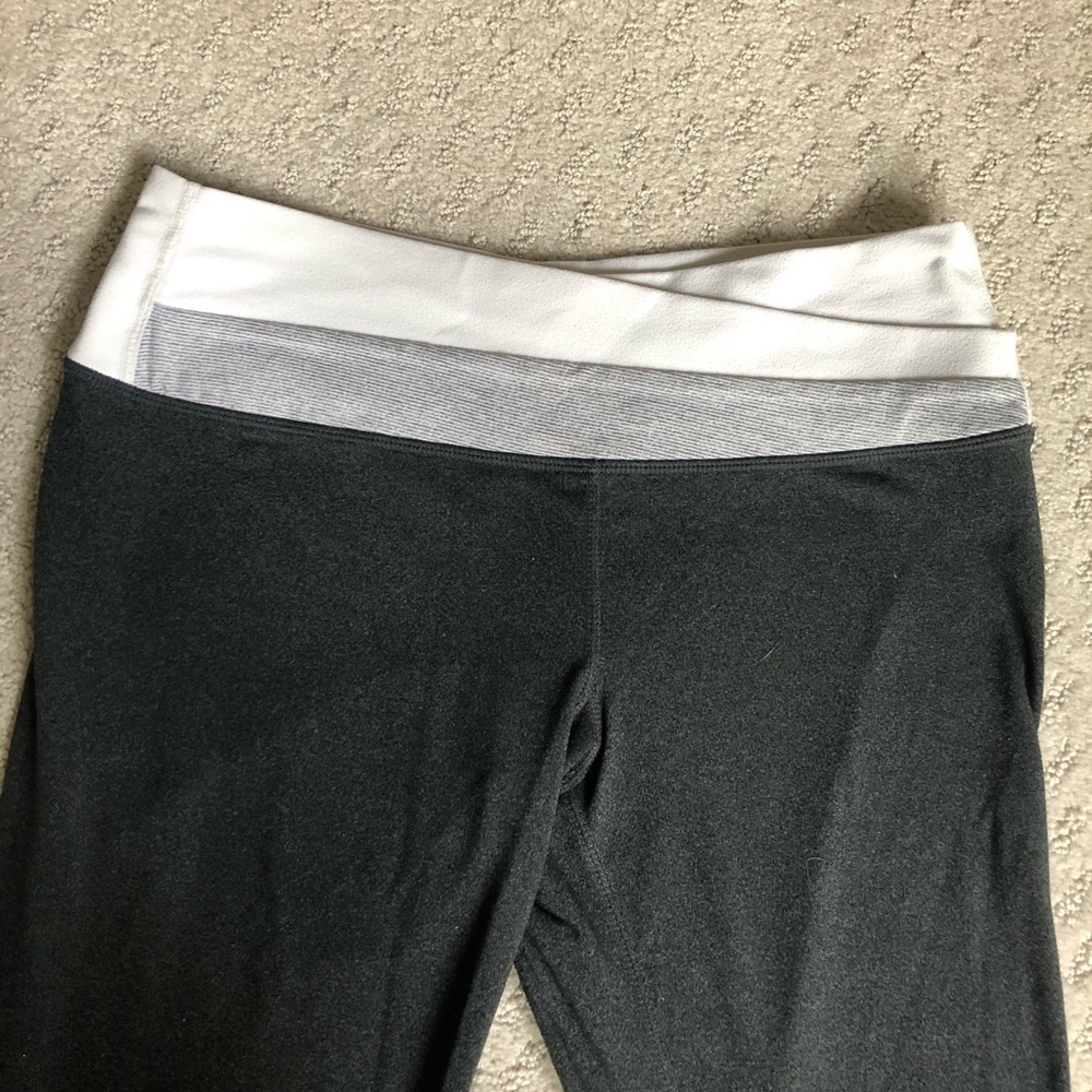 Vintage Crop Leggings with White and Gray detail